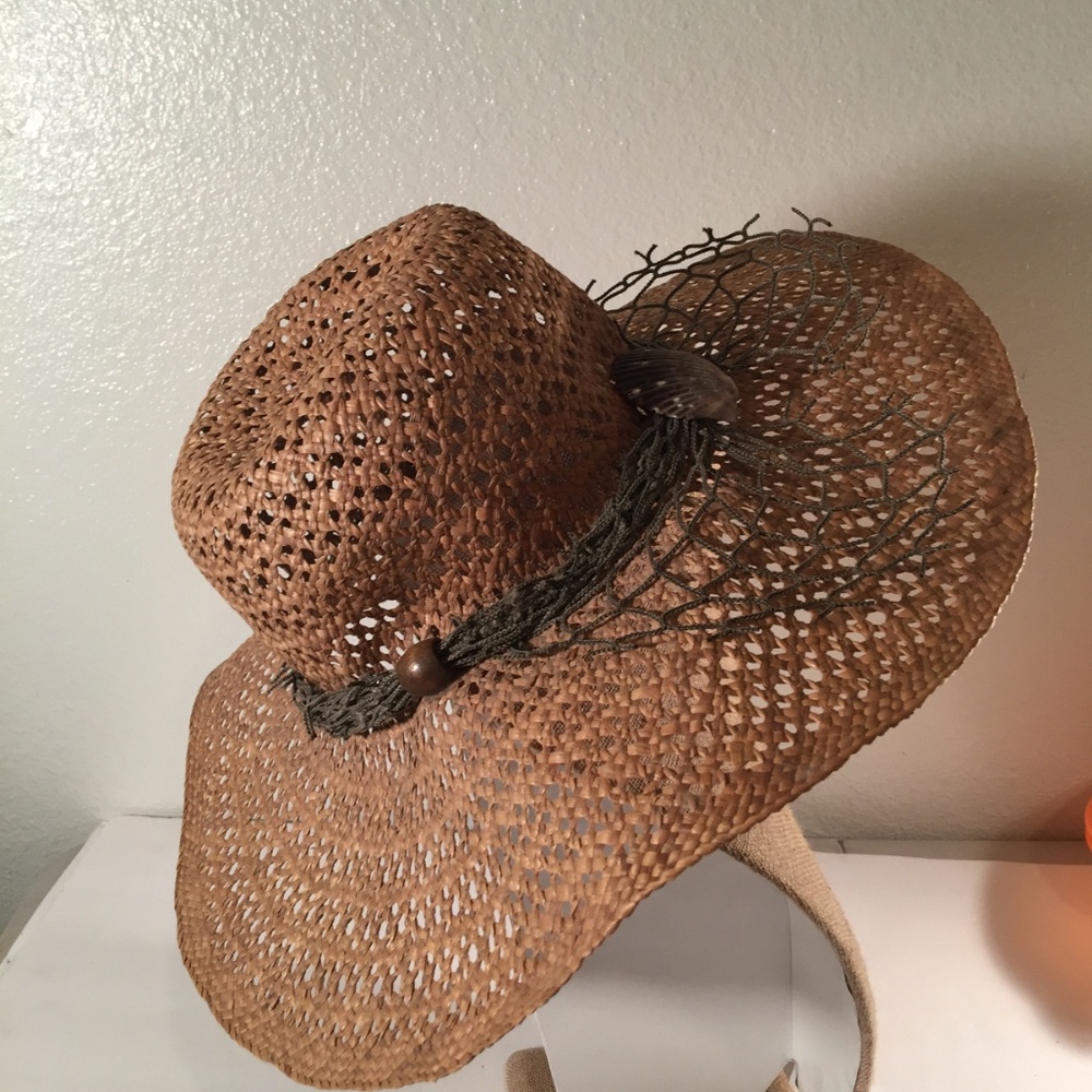Floppy straw beach hat with fishing net shells - Picture 3 of 6